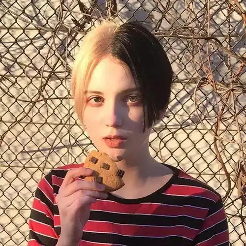 18岁乌克兰小仙女,发色每周1换美炸天
