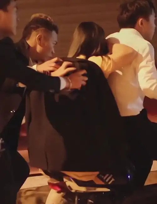 女子深夜独自醉倒街头,3男子弄半天才弄上车,还是好人多
