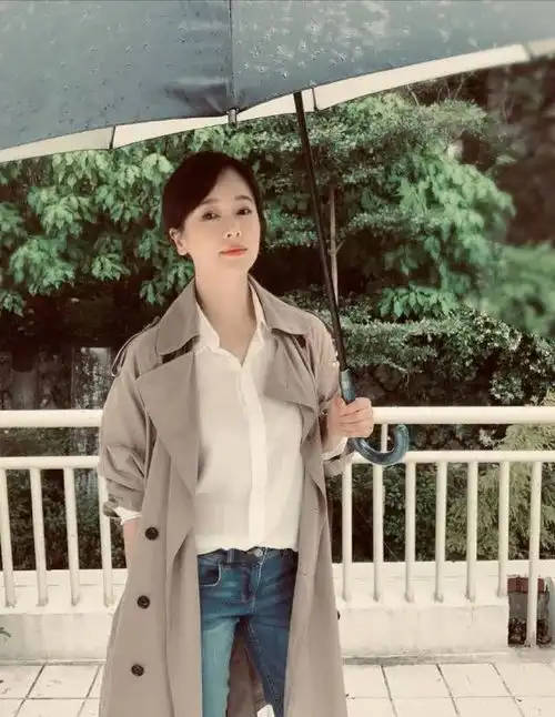 被左小青美到卡其风衣配白衬衣优雅时髦,八字刘海美过宋慧乔
