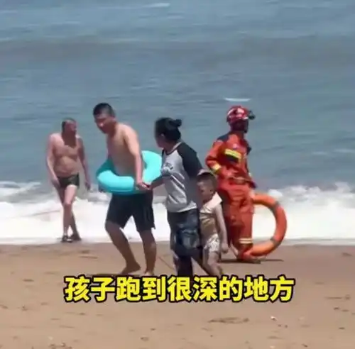 泪目青岛一父亲为救孩子溺亡,救援队离开后,妻子动作让人心痛
