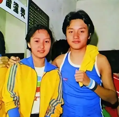 唐鹤德辟谣恋爱代孕却被喷消费张国荣两人纠缠40载,爱已成传奇
