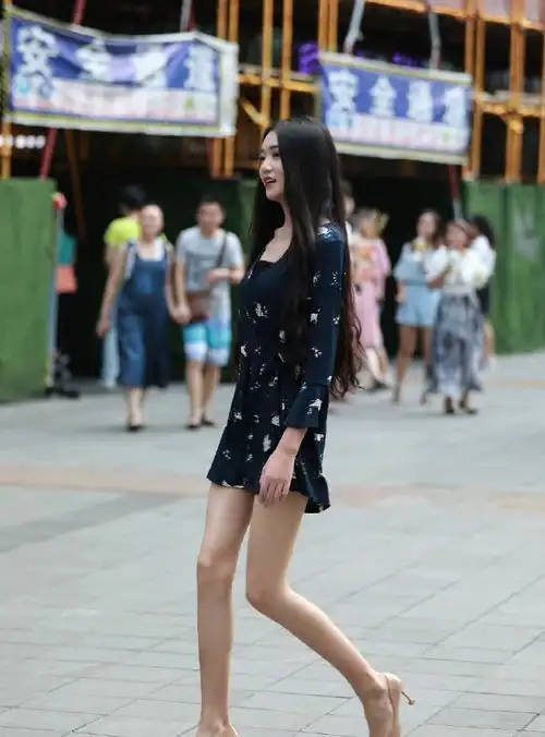 街拍午后时光,总让人遐想
