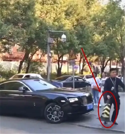 劳斯莱斯停车,路桩挡道,保安看到立马拿走,可见豪车待遇多高
