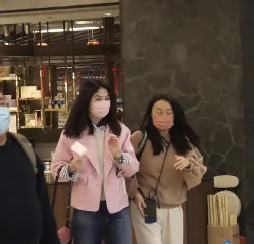 陈慧琳疫情下与助手逛超市,有说有笑心情好,坦言已打疫苗不担心
