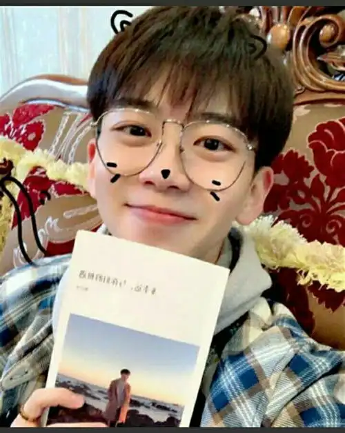 生活中有没有戴眼镜比不戴眼镜要漂亮的女生
