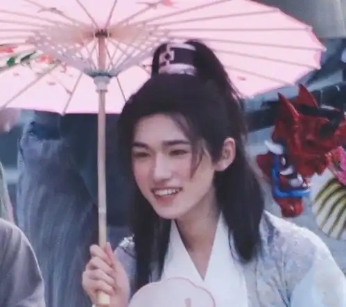 宋亚轩玩游戏好认真,拖鞋证明清白,却意外暴露自己的身高
