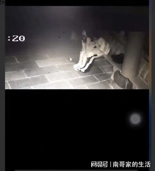 某高校威海校区再来上分一男一女深夜在凉亭进行特殊运动
