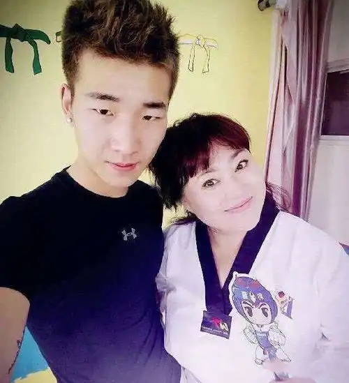 可怜还是可恨李菁菁遭助理晒聊天截图打脸挪钱买奔驰被戴绿帽
