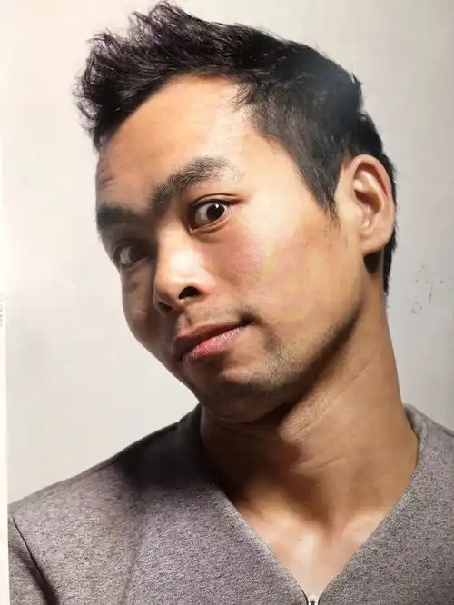 视频教学朱传奇教你画表情俏皮搞怪的男中年素描头像
