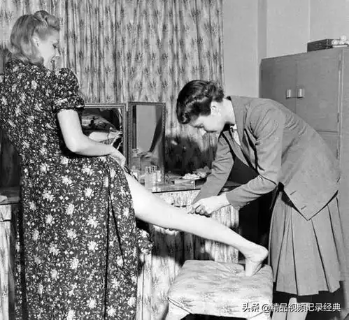 1941年西方时尚女士秀丝袜,现在看并也不过时
