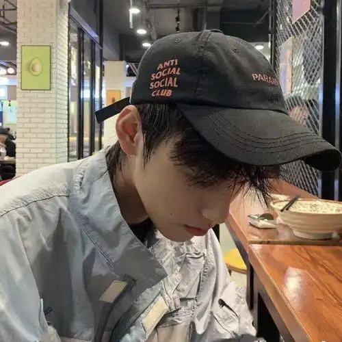 每次不开心都是我自己好起来的所以喜欢你又有什么用
