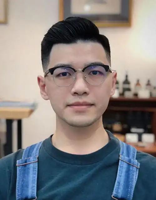 上了年纪的男人,尽量别剪寸头少烫发试试这3种发型,更有型
