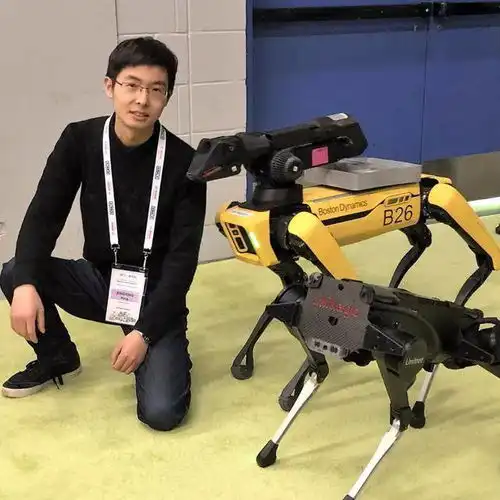 与波士顿动力同台遛狗90后理工男携中国版机器狗崭露头角
