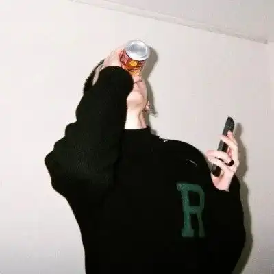 ins高冷男生头像

