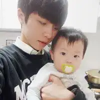 求抱着孩子的情侣头像
