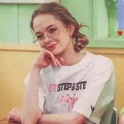 这张图片里的女生这是什么表情有什么意思
