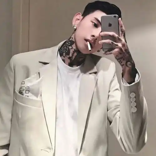 叼烟纹身屌男人
