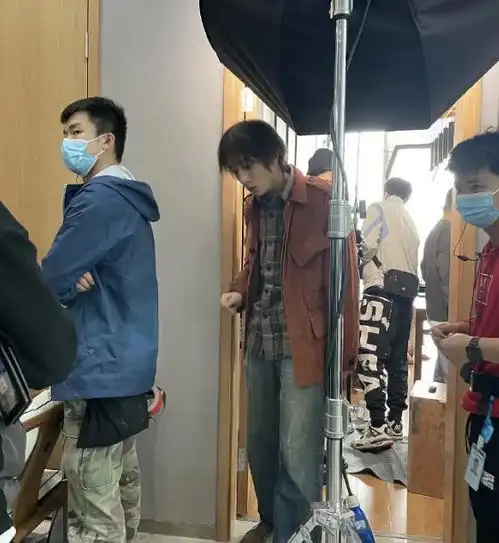男星集体转型井柏然尝试邋遢秃头造型,刘昊然染发成狂野男孩
