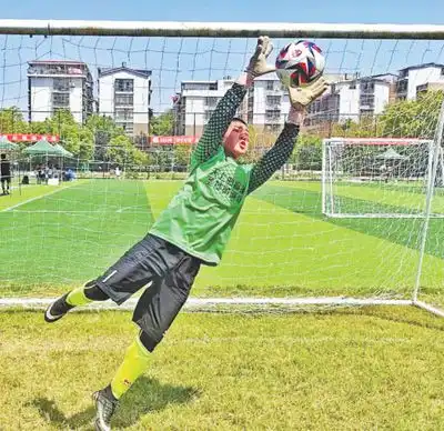 人民日报看青海校园足球依托东西部协作快速发展
