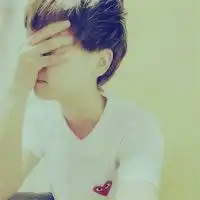 谁能帮我找到一半的情侣头像,这哥是男的,我要一个女的注意看衣服,是一件情侣装我要找女的那一半头像也是跟这个穿一样一对情侣装的
