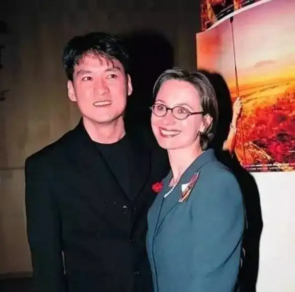 她是歌王发妻,因患病满头白发,两人像母子,丈夫30年不离不弃搜狐娱乐搜狐网
