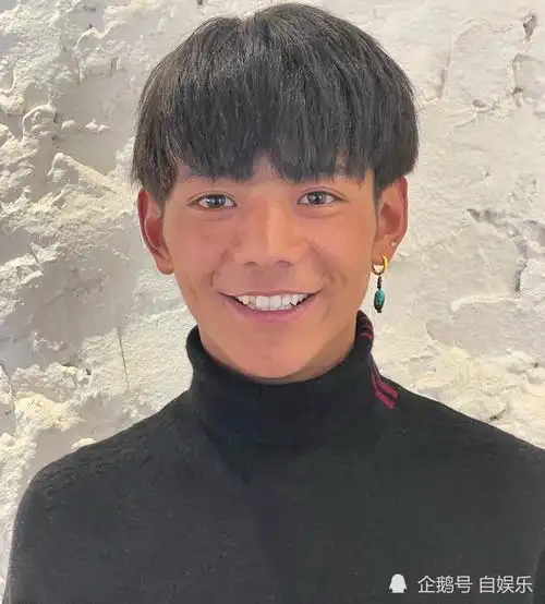 丁真全家都是明星脸,弟弟撞脸袁弘,舅舅正脸曝光,理塘郑伊健
