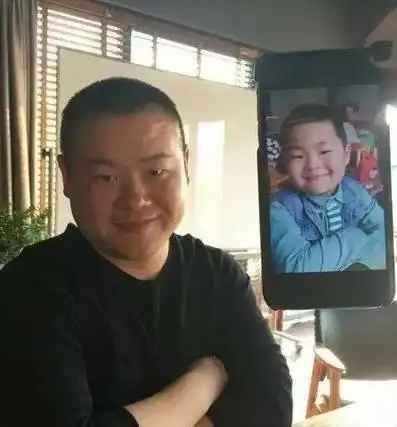 岳云鹏罕见带妻子同出席活动,被拍一脸不耐烦,网友说累了用替身
