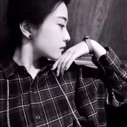 女生头像黑白
