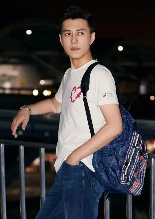 奔四的男人怎么穿靳东就是很好的穿搭模板,时髦体面还显年轻
