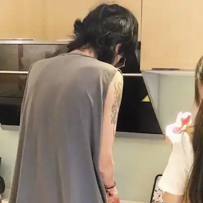 沈倦.一对两张优质真人情侣头像图源网络
