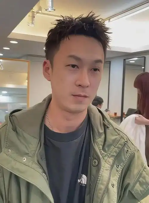 35岁男士别乱剪发型了这3款造型轻熟有个性,剪完帅气不油腻
