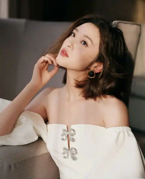 唐艺昕白色抹胸连衣裙性感写真
