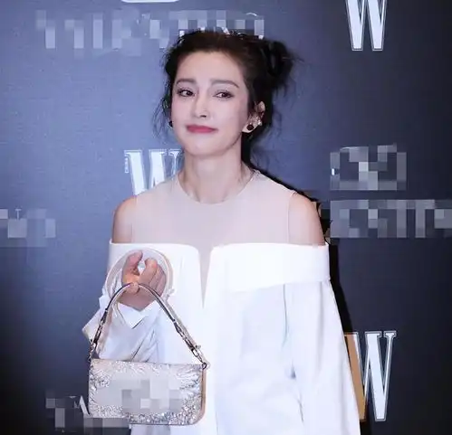 50岁李冰冰现身活动,穿白衬衣双颊圆润被疑发腮,网友男友呢
