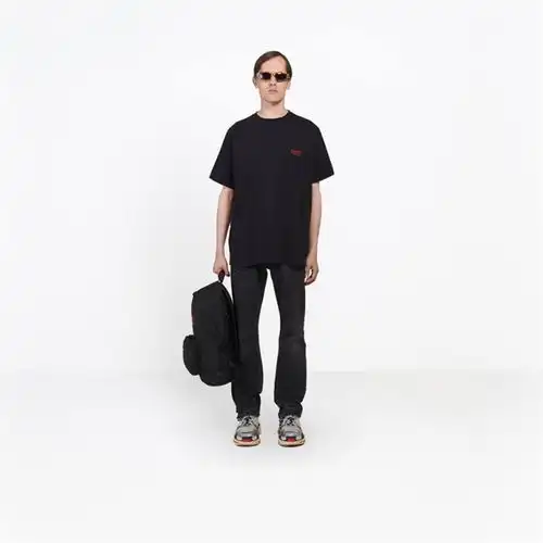 yirener.net巴黎世家首次发布胶囊系列男装
