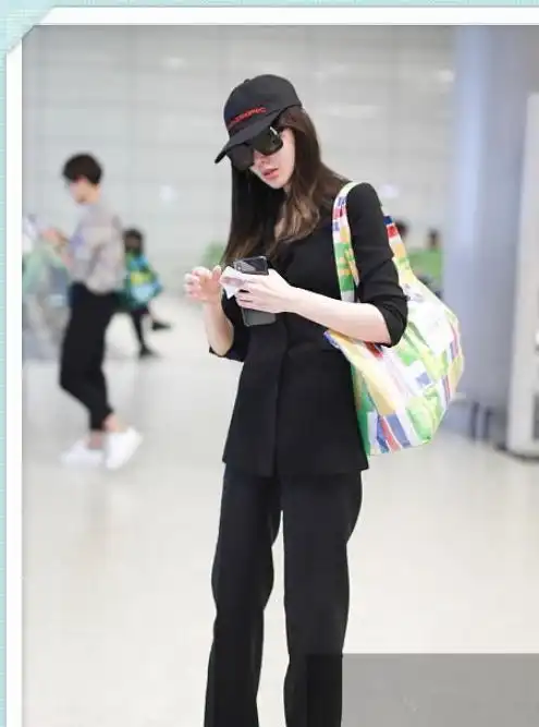 杨颖张天爱都是168,二人同穿西装裤,究竟是谁虚报了身高
