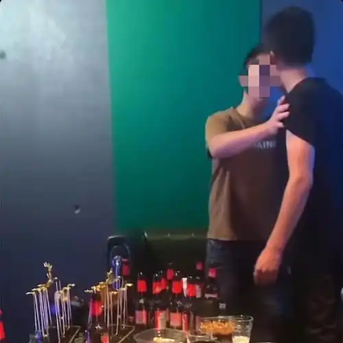 福建ktv消费几百元后,男子身上没有钱付,朋友们也没人肯借
