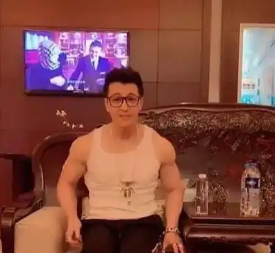 童年男神许绍洋近照曝光,化身肌肉男,网友这脸是怎么了
