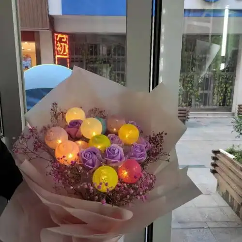 温州鲜花店生日七夕情人网红圣诞节彩灯球香皂玫手捧
