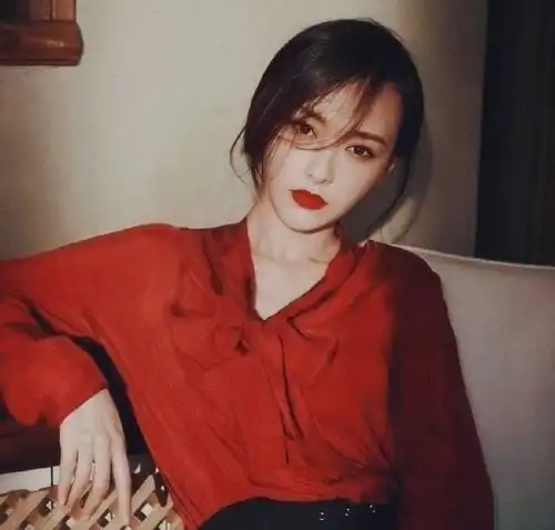 同样是女明星的港风妆容躲过了唐嫣,避开了杨幂,却唯独败给了赵丽颖
