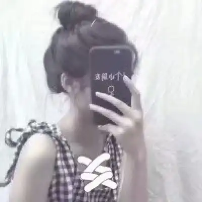 手机遮脸女生看手机的头像
