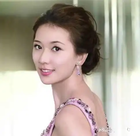 林志玲退圈引争议,真实原因不只是为了孩子,和她的母亲有关

