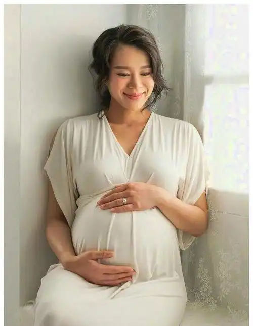 嫁给软饭男的胡杏儿,一人养三家,41岁挺9个月孕肚站台捞金
