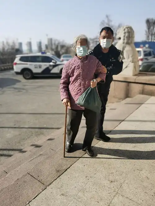 湖岛派出所民警帮走失老人回家
