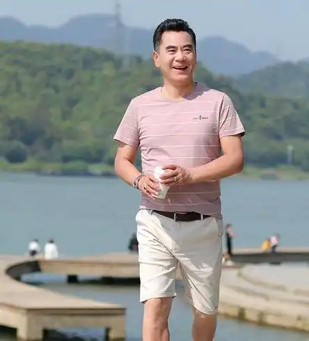 为什么有些中老男人,明明穿得不便宜,却油腻土气原因在这3点
