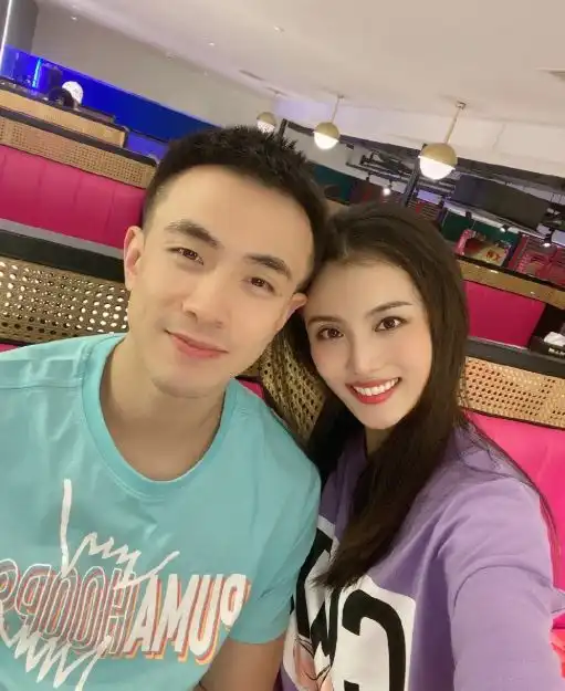 篮球名将赵继伟求婚成功,手捧鲜花亲密拥吻,女方身材高挑颜值高
