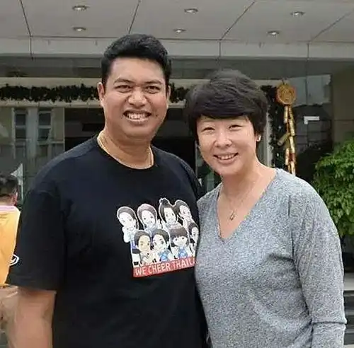 女排队长冯坤退役后,嫁大12岁泰国排球教父,婚后4年生一子
