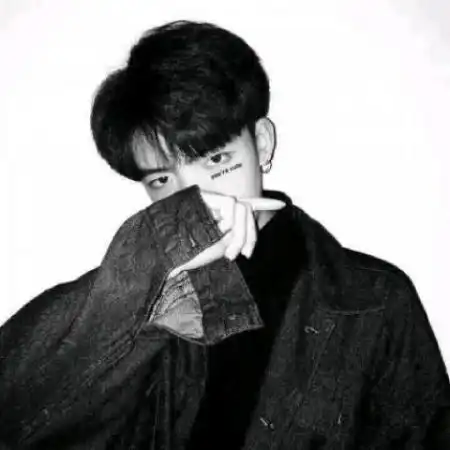 qq黑白头像男生,男人的笑何尝不是高傲
