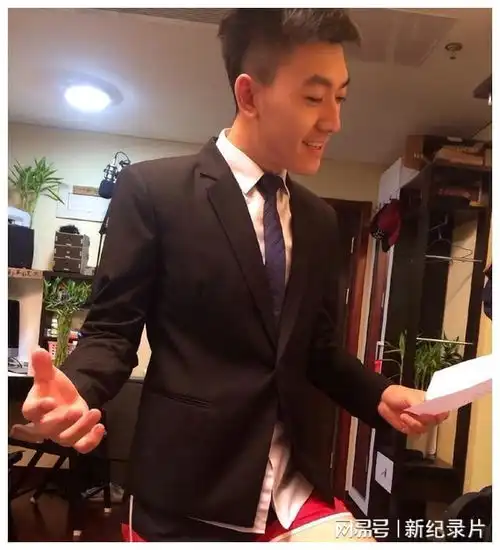 戴假发穿半截西装贴胶带瘦脸,原来央视的主持人这么假

