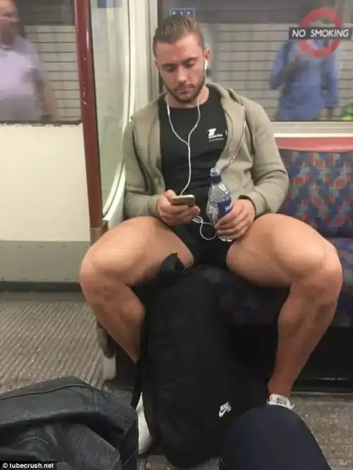 英国有个网站,专门上传分享女生偷拍各种地铁男神的照片
