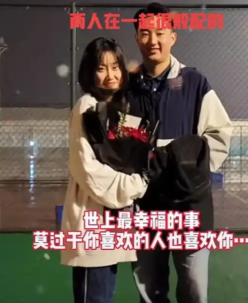 陕西男子在操场手捧鲜花,对女子大声表白,女子我等你很久了
